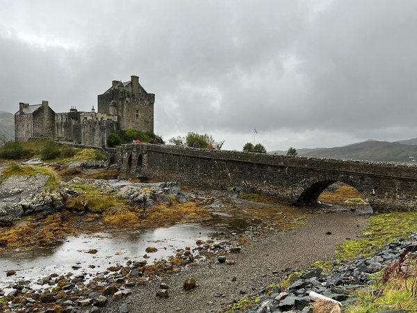 Comment organiser des vacances en Dordogne avec des visites de châteaux et des cours de cuisine médiévale ?